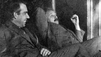 Por años Einstein y Bohr discutieron apasionadamente sobre si la mecánica cuántica implicaba renunciar a la realidad o no