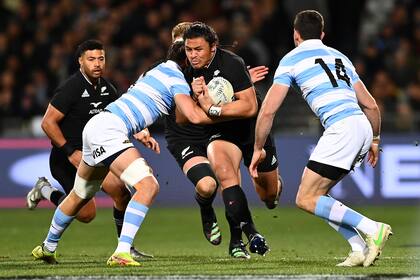 Por aquí no pasará: Caleb Clarke es frenado con uno de los tackles en el primer partido