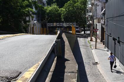 Por arriba, no pasa nadie; por abajo, las personas siguen moviéndose y utilizan los pasajes peatonales