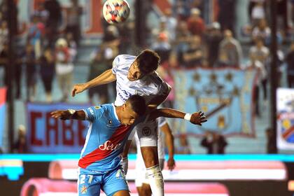 Por arriba y por abajo, Arsenal y Godoy Cruz crearon un espectáculo enorme