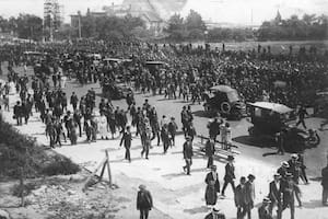 Por avenida Alvear, hoy Libertador, la multitud acompañó al cortejo que se trasladó desde Palermo hasta el Cementerio de la Recoleta.