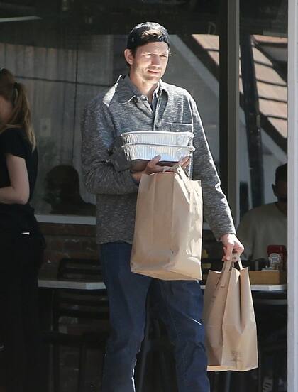 Por Beverly Hills, los fotógrafos encontraron a Ashton Kutcher, quien fue el encargado de comprar el almuerzo para su familia 