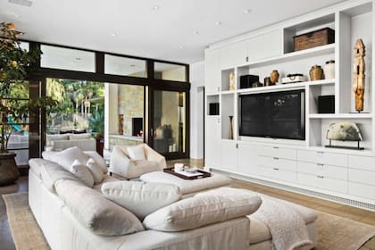 Por cada pulgada, se debe dejar 5,6 cm de distancia entre el televisor y el sillón