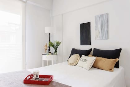 “Por como estaban las molduras del cuarto, me pareció que lo más lógico era poner una única mesa de luz grande. Queda divertido y no se entorpece la abertura del placard”.