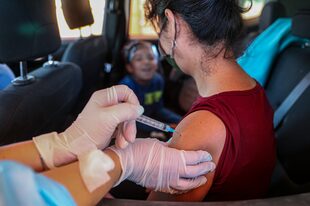 Por decisión del Ministerio de Salud de Chile, la vacuna de AstraZeneca se administrará a personas mayores de 45 años, tras el registro de un casos de trombosis en una persona de 31 años de edad