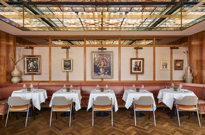 Por dentro, el hotel mantiene la herencia arquitectónica y se permite jugar con la impronta local mediante réplicas de pinturas de los maestros holandeses.