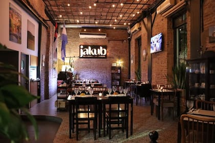 Por dentro el restaurante posee símbolos que recuerdan a Eslovaquia, como la bandera nacional y una pantalla de televisor que muestra bailes tradionales y sus regiones