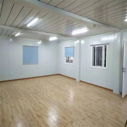 Por dentro, la casa de Barn Estate Group luce un diseño abierto (Amazon/Barn Estate Group)