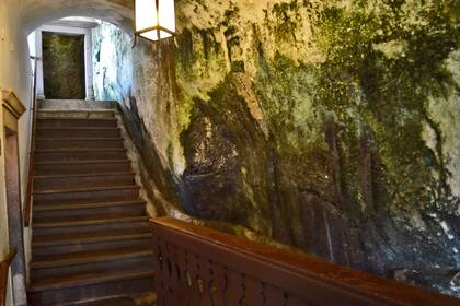 Por dentro, las paredes son de piedra tosca