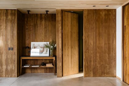 Por detrás de los revestimientos de madera, la casa tiene un potente aislamiento térmico.