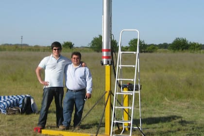 Por el año 2011, los emprendedores Pablo Vic y Gerardo Natale durante una prueba en un campo