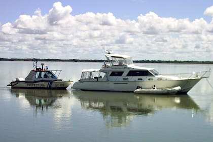 La lancha en la que fue asesinado el cineasta Claudio Nozzi por el misionero Luis Raúl “El Gusano” Menocchio