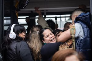 Menos frecuencia, largas filas y usuarios atrapados en medio del conflicto de los colectivos