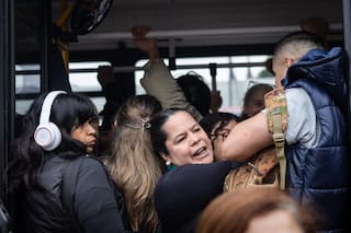 Menos frecuencia, largas filas y usuarios atrapados en medio del conflicto de los colectivos