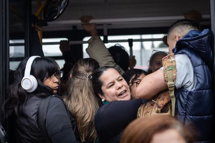 Por el aumento de combustible hay menos frecuencia de colectivos, largas colas y mucho tiempo de espera para llegar a destino