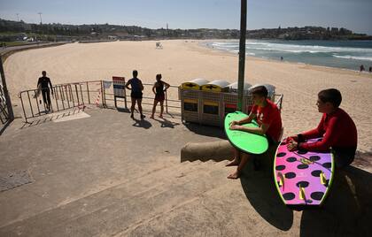 Por el coronavirus, las autoridades australianas cerraron la playa de Bondi Beach, la más popular del país