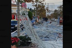 Video: el momento en el que un tornado que superó los 130km/h arrasó la costa de Málaga y derribó el alumbrado público