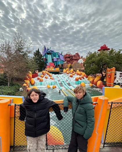 Por el frío, las atracciones acuáticas quedaron solo para la foto, como lo demostraron Benicio y Beltrán en esta ocasión