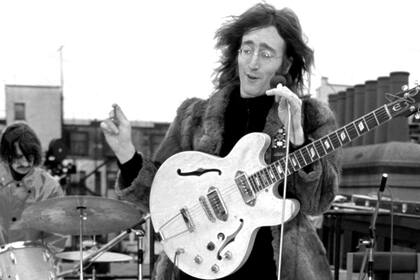 Por el frío, Lennon le pidió el abrigo a Yoko Ono para tocar. Starr hizo lo mismo con su mujer