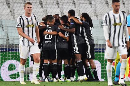 Por el gol de visitante, festejó Lyon pese a caer por 2-1 con Juventus; en cuartos de final jugará con Manchester City