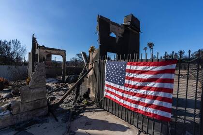 Por el incendio hay al menos 24 muertos y 12.000 estructuras destruidas