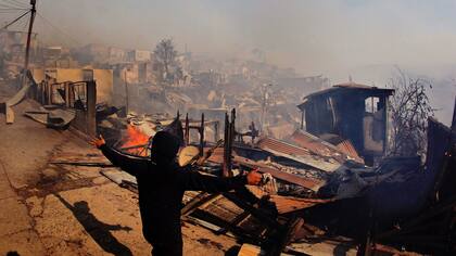 Por el momento el incendio afecto a cinco viviendas y arrasó unas 50 hectáreas de bosque