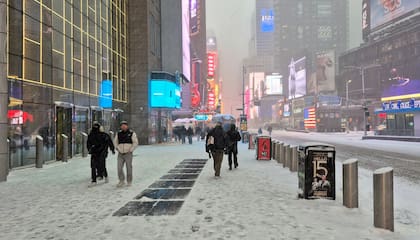 Por el momento, se han acumulado tres pulgadas de nieve en Manhattan. Se prevén mayores nevadas