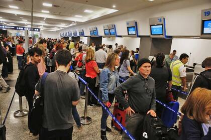 Por el paro, hubo 47 vuelos de Aerolíneas Argentinas cancelados, hubo 5600 pasajeros afectados