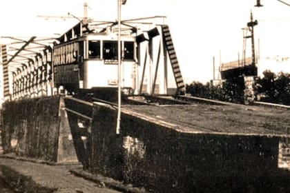 Por el Puente Ciudad de la Paz, de 1916, pasaba el tranvía. Está hecho de acero remachado al estilo inglés, un clásico de la época de oro ferroviaria
