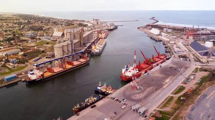 Por el Puerto de Quequén salen en promedio 7,8 millones de toneladas de granos y subproductos todos los años