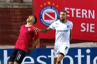 Insólito: recibió un rodillazo en la espalda y fue amonestado por reclamar