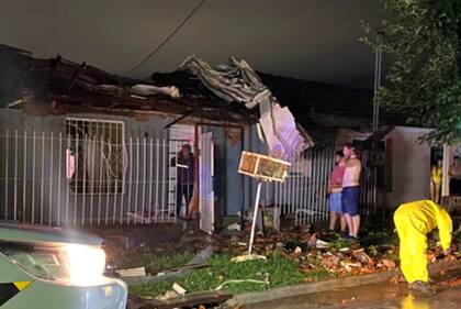 Por el temporal, se voló el techo de una escuela en Campana y cayó sobre viviendas linderas