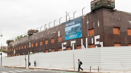 Por encima del vallado de la obra, asoma el sector antiguo del penal