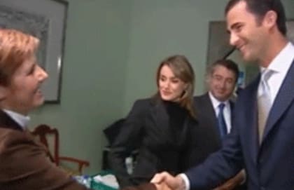 Por entonces, la periodista Letizia Ortiz Rocasolano era presentadora de Televisión Española y llevaba meses manteniendo una relación en secreto con el futuro rey de España