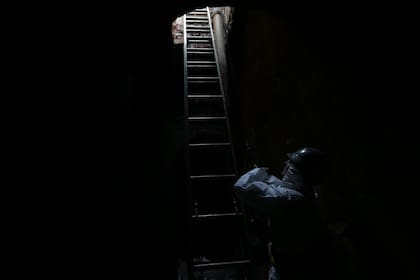 Por esa escalera se baja hasta uno de los reservorios que se están limpiando en la actualidad