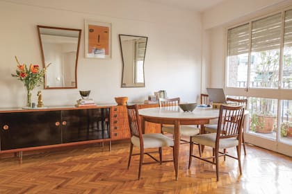 Por ese living comedor, dice, pasaron “Cecilia Roth, Julio Chávez; Richard Tucker, el tenor más grande del siglo XX que era amigo de mis padres, Manucho Mujica Lainez, Oscar Aráiz, Pepe Cibrián, Hugo Midón, Mirtha Busnelli, Carlos Lozano Dana y tantos autores y artistas increíbles. Era muy estimulante”, dice el prestigioso director teatral y coreógrafo, que admite que hoy ya no invita tanto.