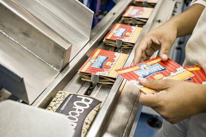 Por esta cinta transportadora pasan todos los envases terminados.