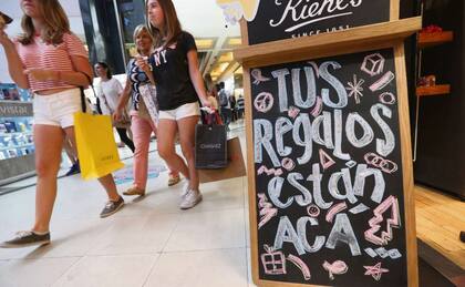 Por esta época, los compradores de último momento invaden los shoppings