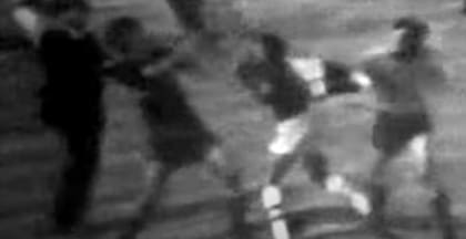 Por esta imagen de video el Tribunal de Penas citó a Rubén Sánchez, para que testificara sobre si él había pegado en medio de la trifulca; el arquero dijo que no.