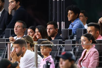Por estar lesionado, Messi miró el partido contra Houston Dynamo desde la platea, junto a su familia