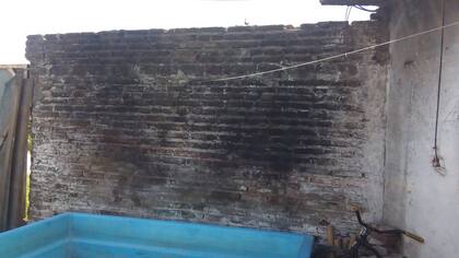 Por este paredón los menores saltaron al patio de la familia de Evangelina