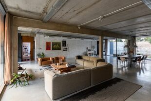 Por estética pero también por facilidad durante la obra, hicieron las conexiones de electricidad y refrigeración por fuera, quedando a la vista. El piso del área social es cemento alisado.