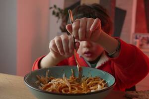 Por falta de recursos, en algunos hogares reemplezan comidas saludables por otras más calóricas