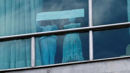 "Por favor, salven a las niñas afganas", decía uno de los letreros que los deportados mostraron a través de los cristales del hotel en Panamá donde fueron alojados.