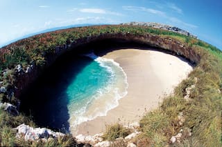 ¿Cómo se llama la playa de la foto, que se formó en el centro de un cráter?