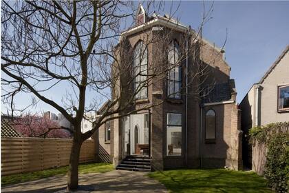 Por fuera, la fachada original de una modesta capilla católica, por dentro una vivienda de lujo.