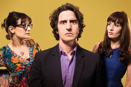 Por H o por B, la obra protagonizada por Peretti, Paula Staffolani y Agustina Cerviño