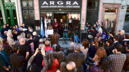 Por iniciativa del Grupo de Reporteros Gráficos del 81 y con el auspicio de la Legislatura porteña, fue descubierta una placa en la sede porteña de la Asociación de Reporteros Gráficos de la República Argentina