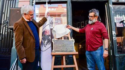 El descubrimiento de la placa con el Diputado de la ciudad de Buenos Aires Gabriel Fucks junto al presidente de ARGRA Ezequiel Torres