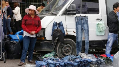 Por la avenida Avellaneda es casi imposible transitar; las combis sirven de transporte y de probador